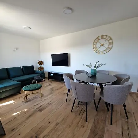 Luka Apartment *